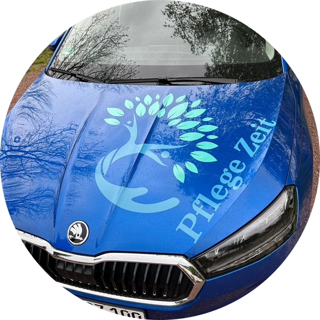 Firmenfahrzeug des Pflegedienstes mit Pflege-Zeit-Logo auf der Motorhaube